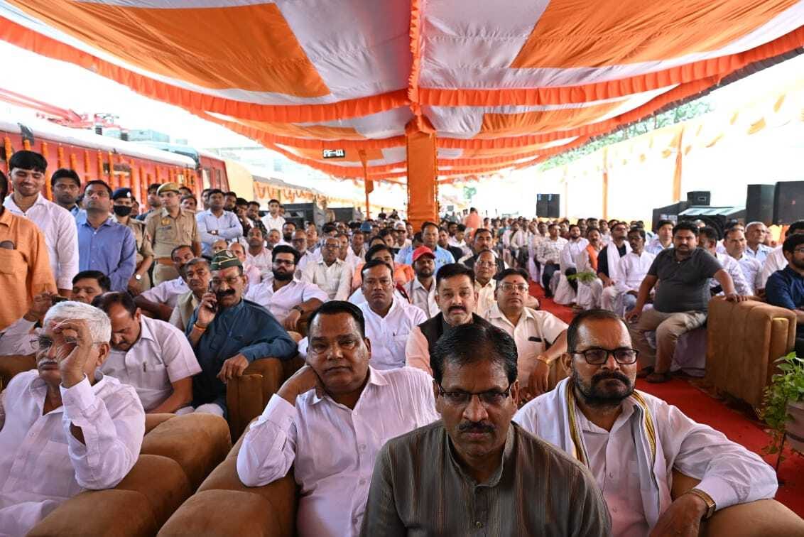 बदायूं से दिल्ली तक सीधी ट्रेन सेवा के उद्घाटन समारोह को संबोधित करते केंद्रीय राज्यमंत्री। सं बदायूं से दिल्ली तक सीधी ट्रेन सेवा के उद्घाटन समारोह को संबोधित करते केंद्रीय राज्यमंत्री। सं