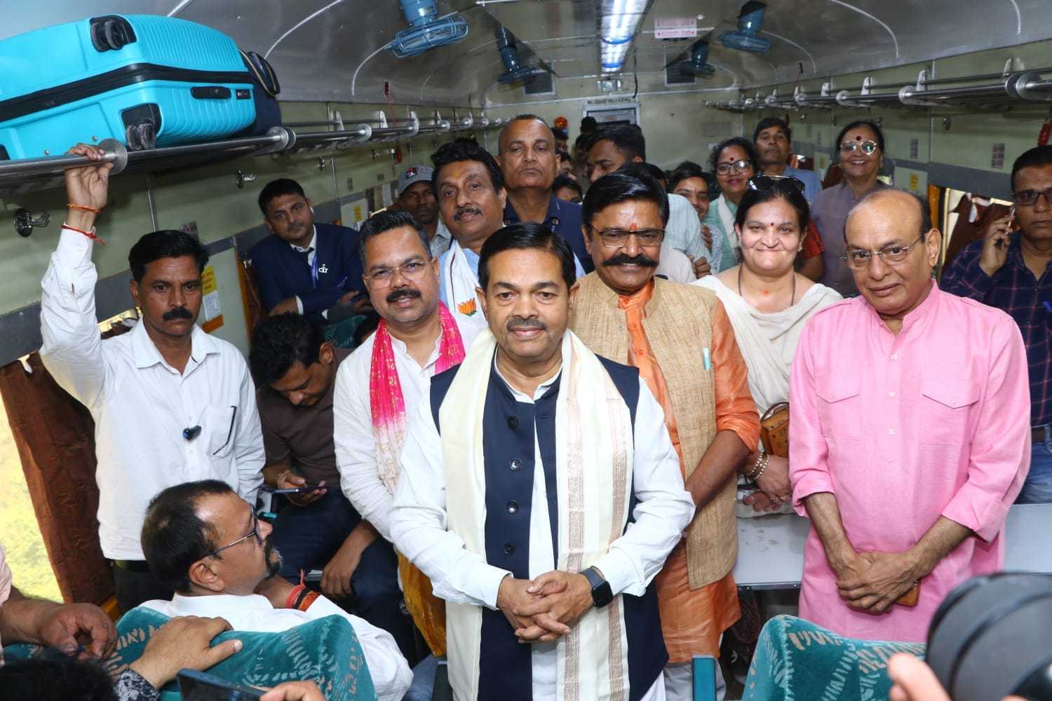 बदायूं से दिल्ली तक सीधी ट्रेन सेवा के उद्घाटन समारोह को संबोधित करते केंद्रीय राज्यमंत्री। सं बदायूं से दिल्ली तक सीधी ट्रेन सेवा के उद्घाटन समारोह को संबोधित करते केंद्रीय राज्यमंत्री। सं