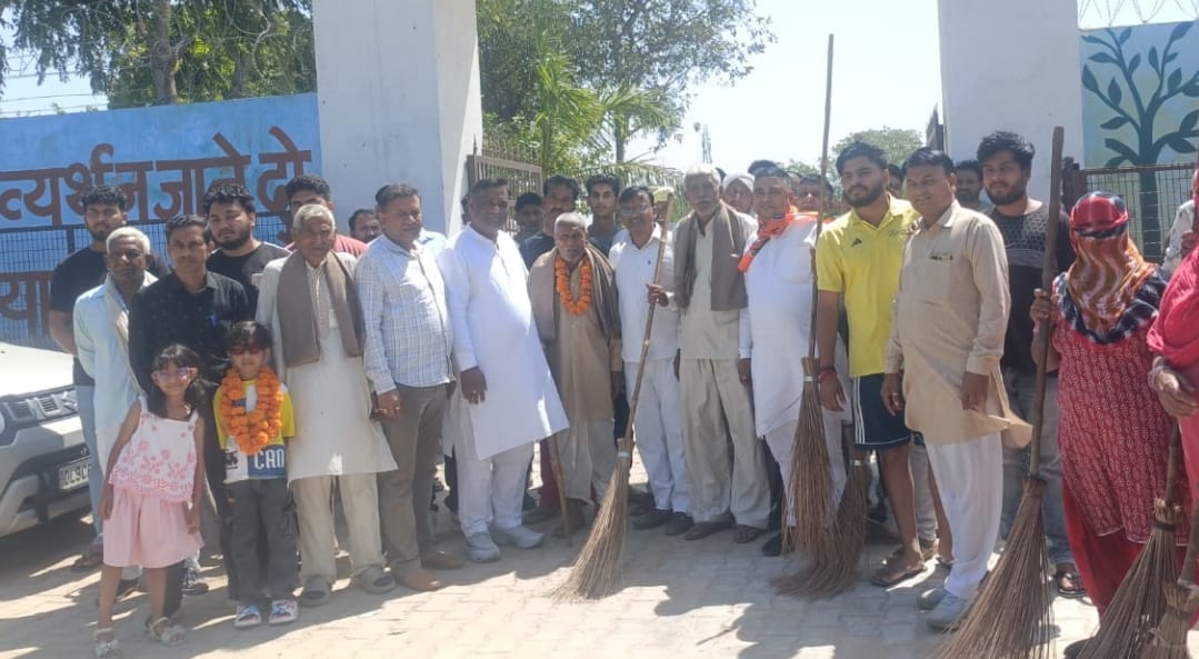 चलो बस्ती कार्यक्रम में भाजपा कार्यकर्ताओं का स्वागत करते आयोजक। स्रोत पार्टी