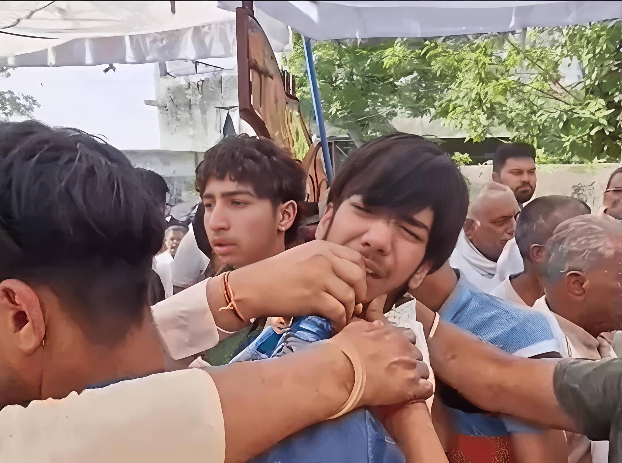 चेतक के शव को अंतिम संस्कार के लिए लेकर जाते परिजन। संवाद