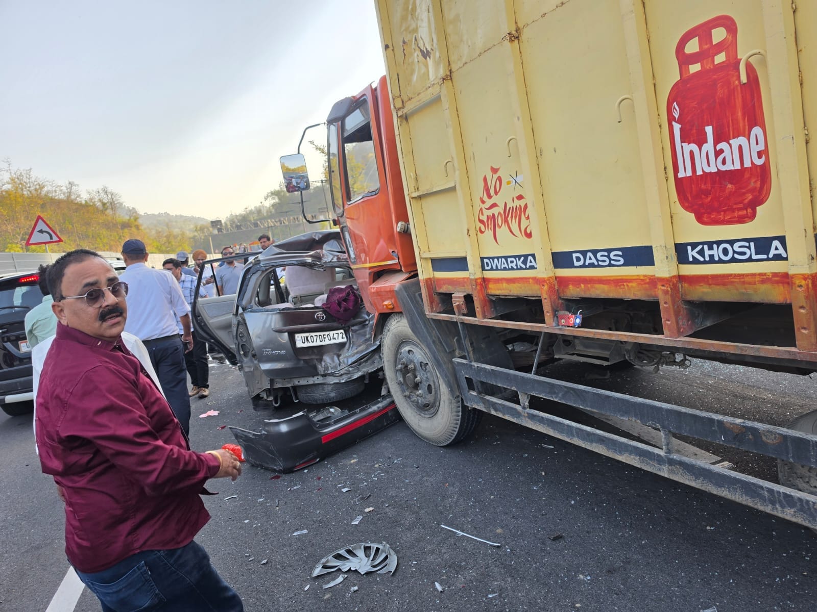 एक्सप्रेसवे की एलिवेटेड रोड पर एक -दूसरे के ऊपर चढ़ी गाड़ियां। श्रोत राहगीर