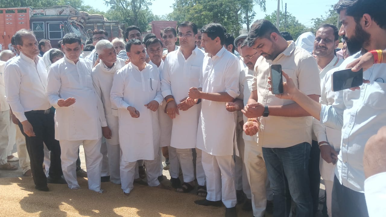 फोटो 03 महम मंडी पोर्टल में रूकावट के चलते इंतजार करते किसान । संवाद फोटो 03 महम मंडी पोर्टल में रूकावट के चलते इंतजार करते किसान । संवाद