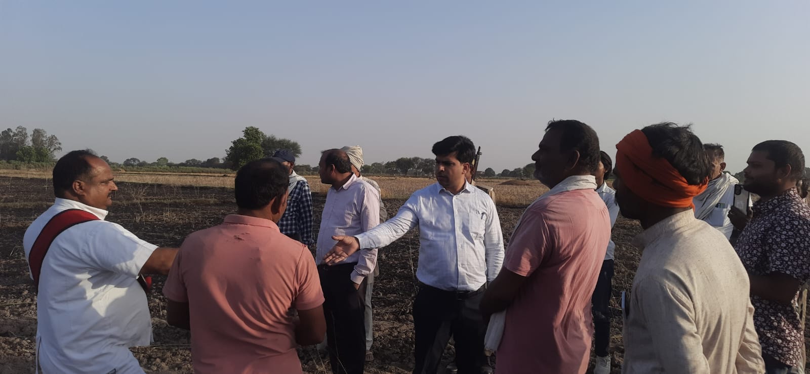 फोटो 12 एचएएमपी 26- उमरी गांव में जली गेहूं की बालियां दिखाता किसान। संवाद