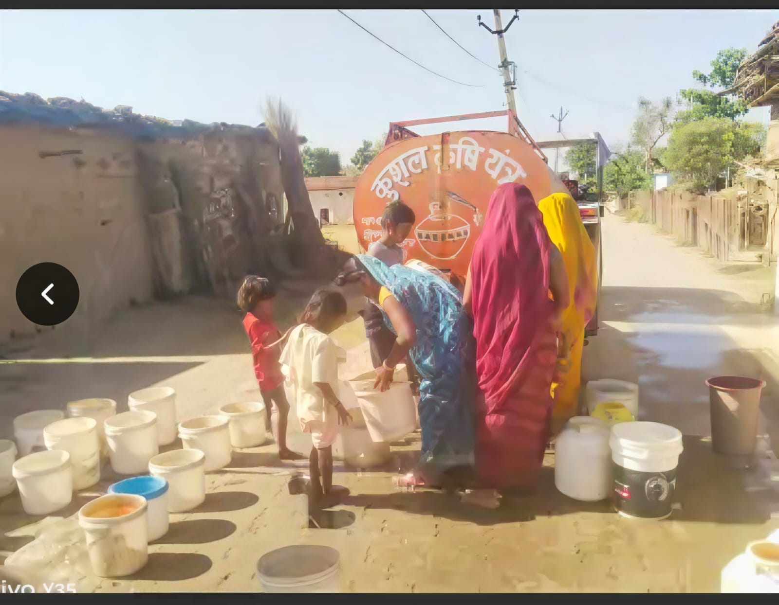 फोटो 12 सीकेटीपी-22-वाहन की धुलाई के दौरान बहाता कर्मचारी। संवाद