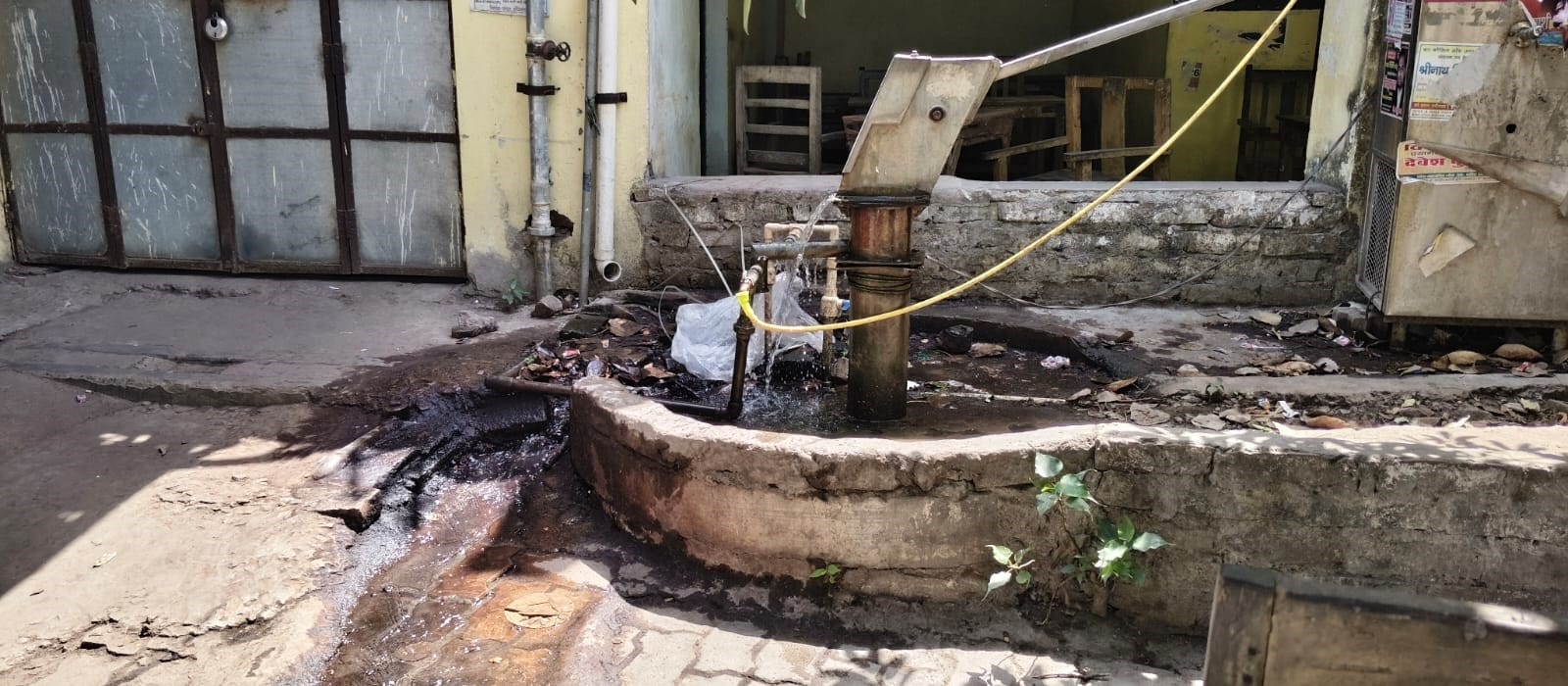 फोटो 12 सीकेटीपी-22-वाहन की धुलाई के दौरान बहाता कर्मचारी। संवाद