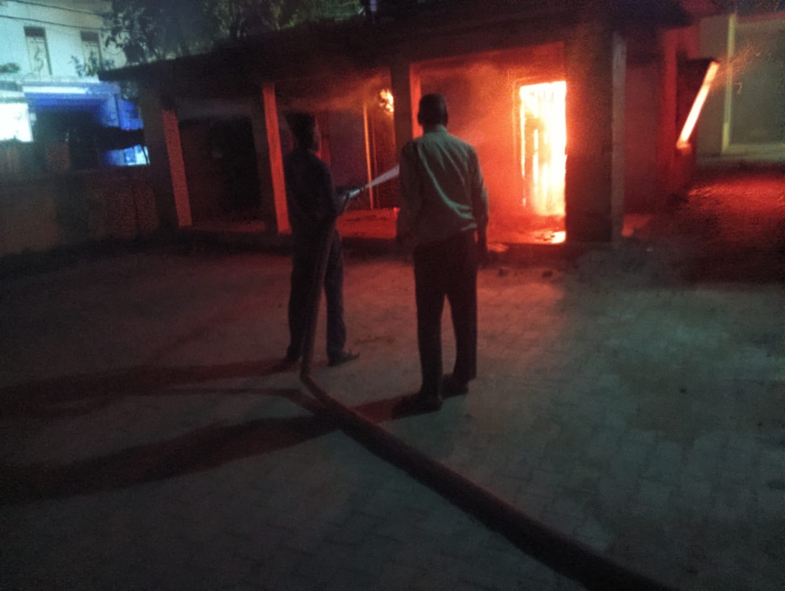 फोटो 12 सीकेटीपी-27 धू-धूकर जला मानिकपुर रेंज का पुराना कार्यालय। संवाद