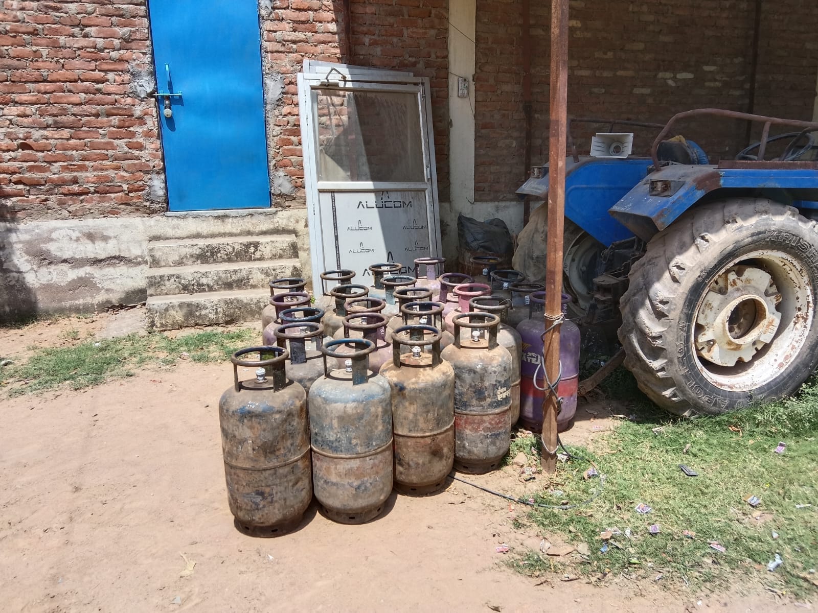 फोटो - 12 विंध्यवासिनी गैस एजेंसी के डिलीवरी प्वाइंट में सिलिंडर के लिए खड़े उपभोक्ता। संवाद