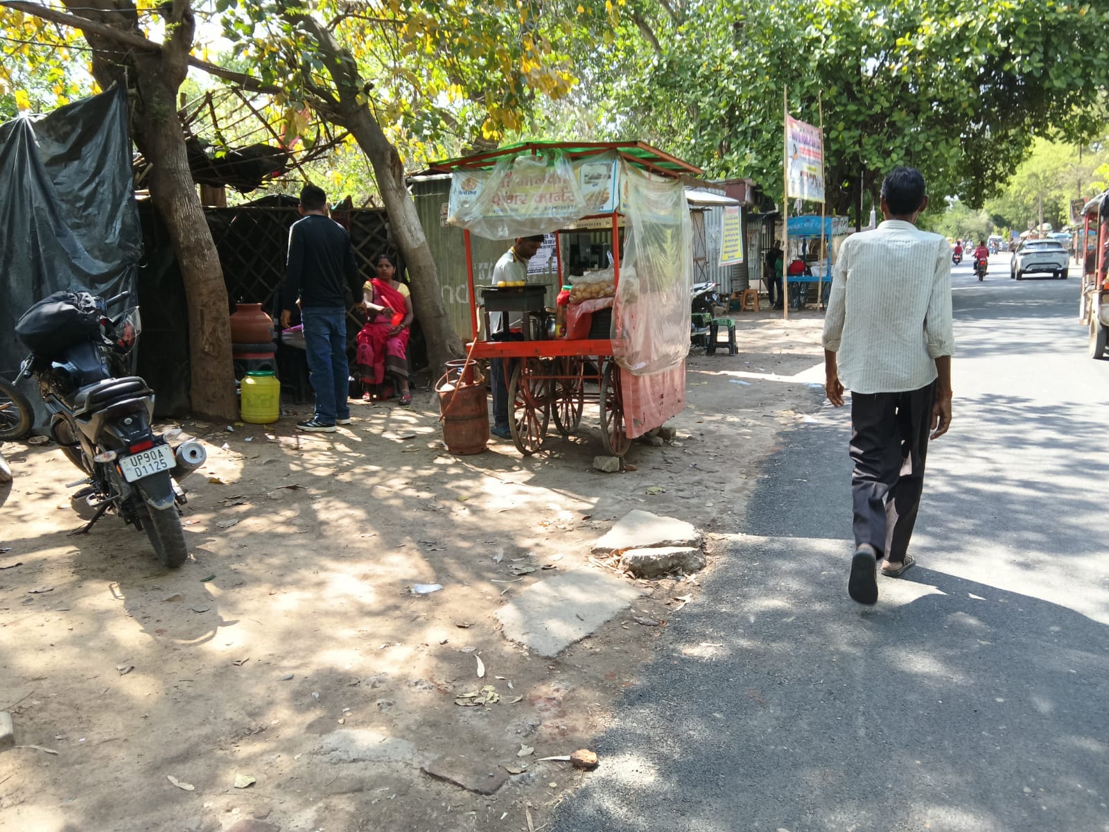 फोटो - 12 विंध्यवासिनी गैस एजेंसी के डिलीवरी प्वाइंट में सिलिंडर के लिए खड़े उपभोक्ता। संवाद