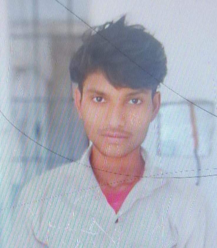 फोटो-15- तुलसीपुर बौद्ध परिपथ स्थित सेवरहवा पुल के पास घटना के बाद पहुंचे परिवारीजन व पुलिस। सं फोटो-15- तुलसीपुर बौद्ध परिपथ स्थित सेवरहवा पुल के पास घटना के बाद पहुंचे परिवारीजन व पुलिस। सं