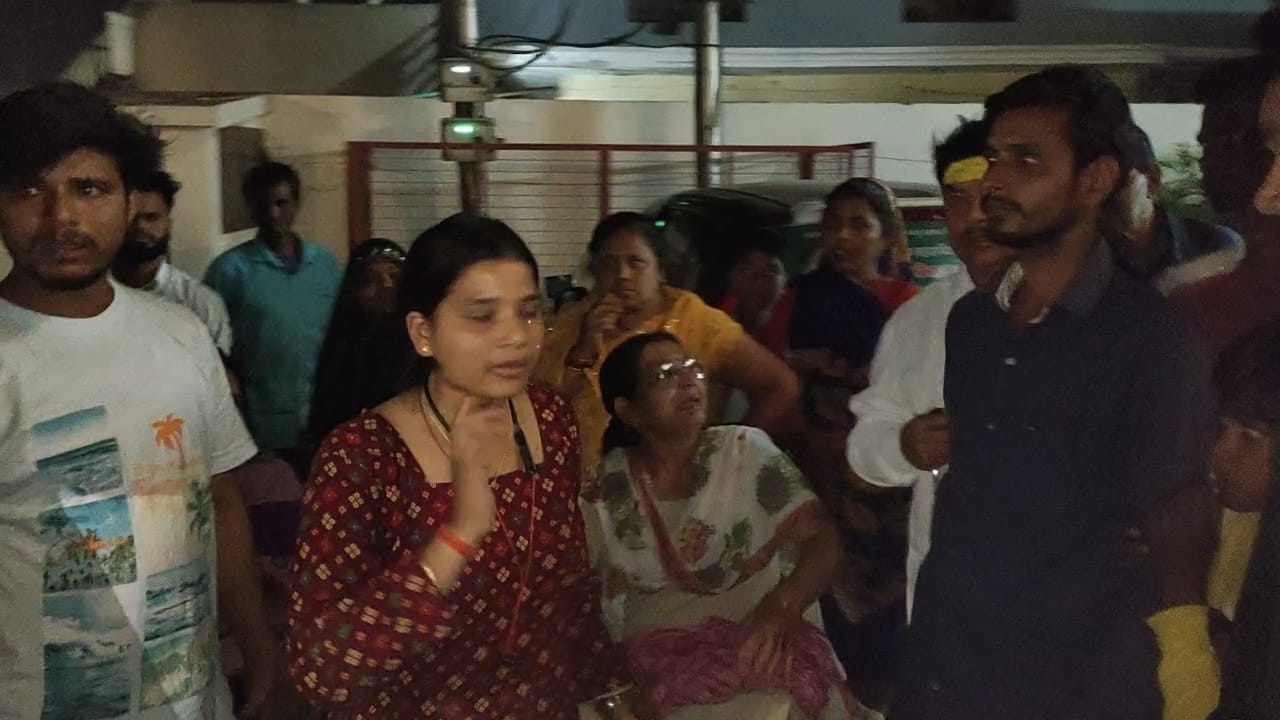 फोटो- 27 शहर के मसेनी चौराहा स्थित ग्लोबल हॉस्पिटल में गैस रिसाव होने के बाद वहां भर्ती मरीज क