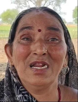 फोटो-28-गांव पुरवा भदौरिया में आग बुझाते ग्रामीण। संवाद