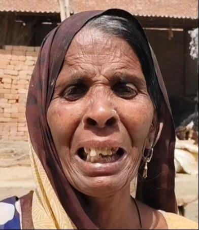 फोटो-28-गांव पुरवा भदौरिया में आग बुझाते ग्रामीण। संवाद