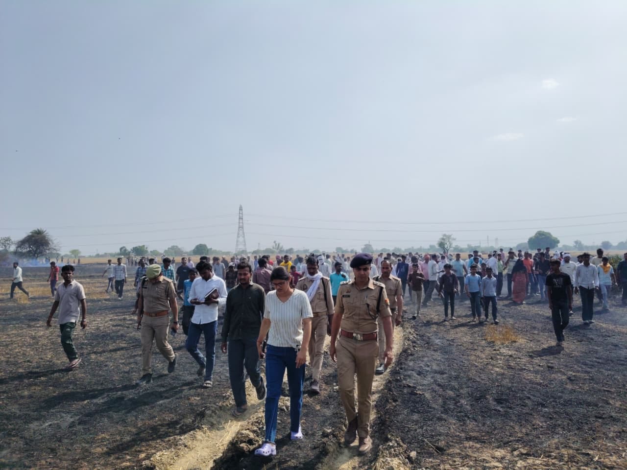 फोटो-28-गांव पुरवा भदौरिया में आग बुझाते ग्रामीण। संवाद