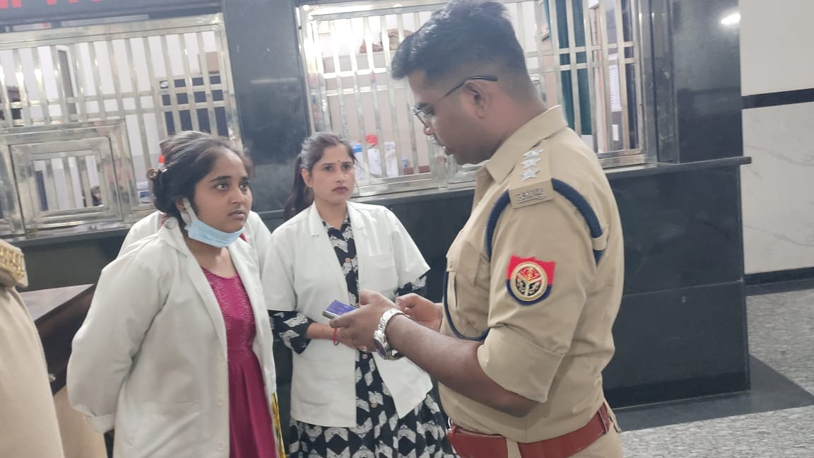 फोटो- 29 शहर के मसेनी चौराहा स्थित ग्लोबल हॉस्पिटल में गैस रिसाव होने के बाद बाहर ओटी की धुलाई