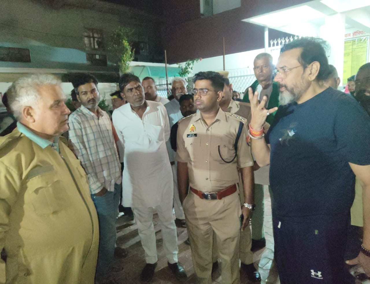 फोटो- 29 शहर के मसेनी चौराहा स्थित ग्लोबल हॉस्पिटल में गैस रिसाव होने के बाद बाहर ओटी की धुलाई