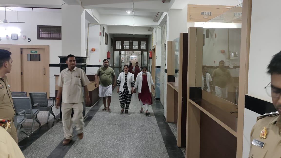 फोटो- 29 शहर के मसेनी चौराहा स्थित ग्लोबल हॉस्पिटल में गैस रिसाव होने के बाद बाहर ओटी की धुलाई