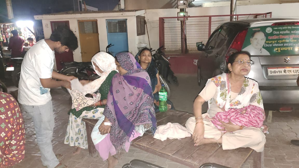 फोटो- 29 शहर के मसेनी चौराहा स्थित ग्लोबल हॉस्पिटल में गैस रिसाव होने के बाद बाहर ओटी की धुलाई