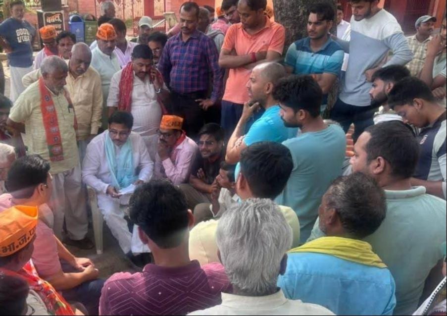 गैपुरा चौराहा बाज़ार में जन संवाद करते नगर भाजपा विधायक रत्नाकर मिश्रा।-सोशल मीडिया।