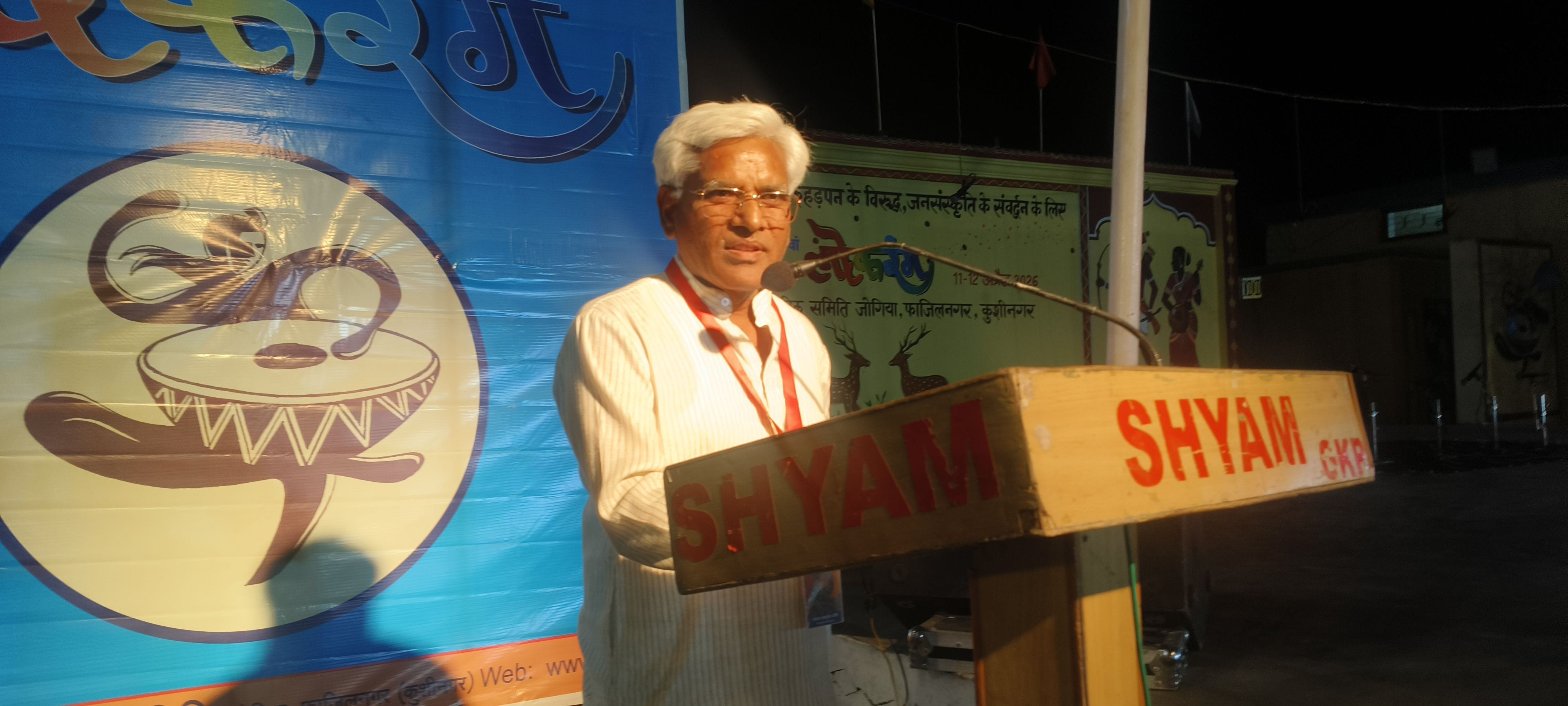 गोष्टी में  बोलते वक्ता। सोशल मीडिया