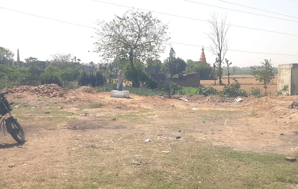 गांव ममीदी में मूर्ति का विरोध करने पहुंचे लोग। संवाद गांव ममीदी में मूर्ति का विरोध करने पहुंचे लोग। संवाद