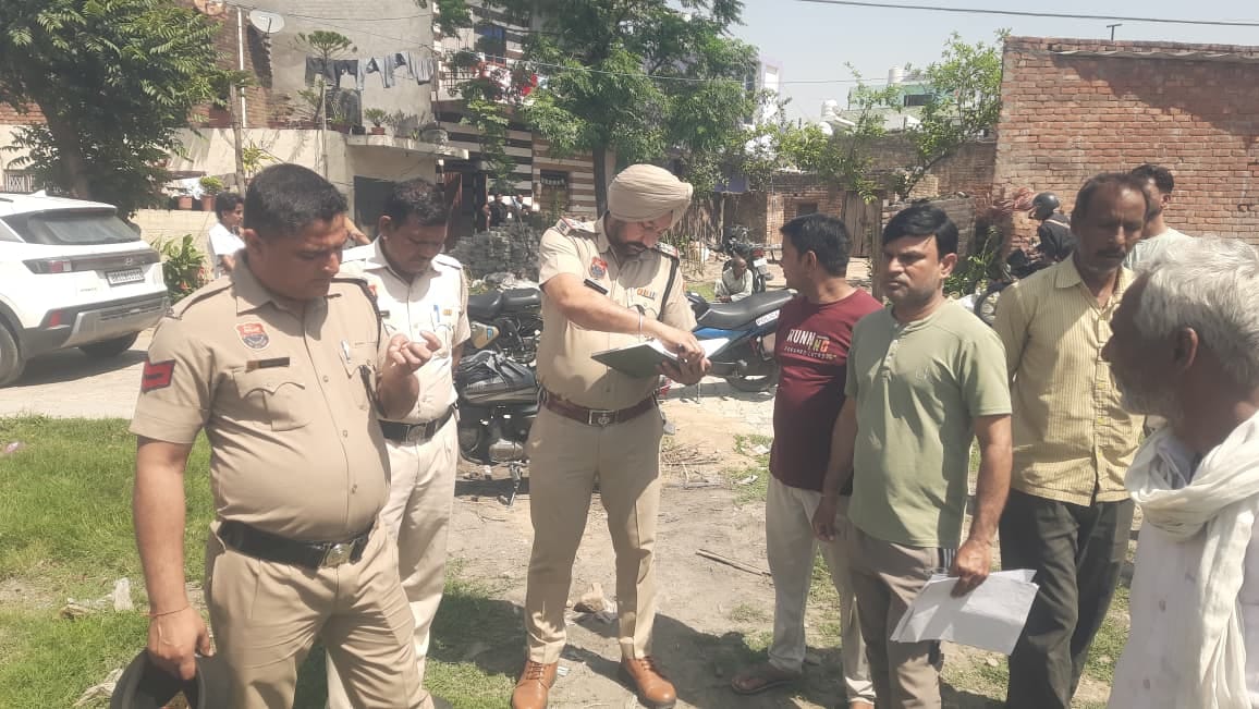 गांव ममीदी में मूर्ति का विरोध करने पहुंचे लोग। संवाद गांव ममीदी में मूर्ति का विरोध करने पहुंचे लोग। संवाद