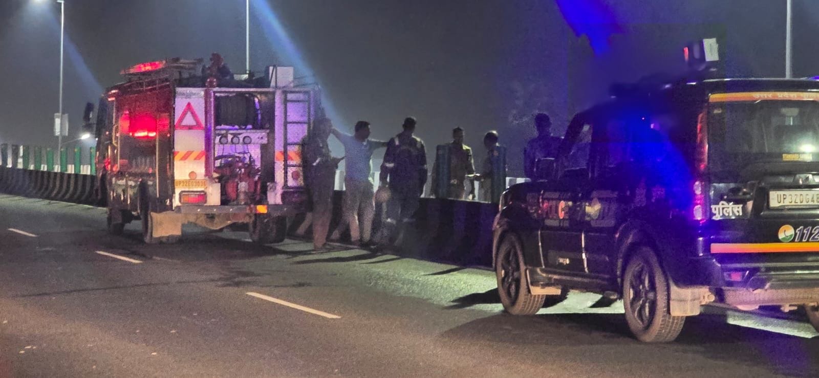 हादसे के दौरान बाइक में लगी आग को बुझाते दमकलकर्मी व घायल नीरज सैनी।