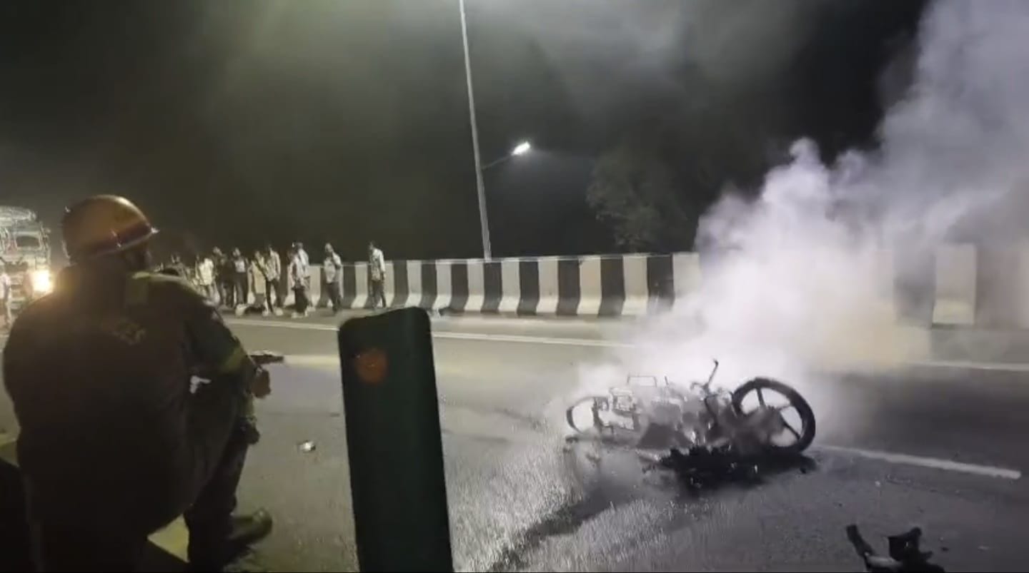 हादसे के दौरान बाइक में लगी आग को बुझाते दमकलकर्मी व घायल नीरज सैनी।