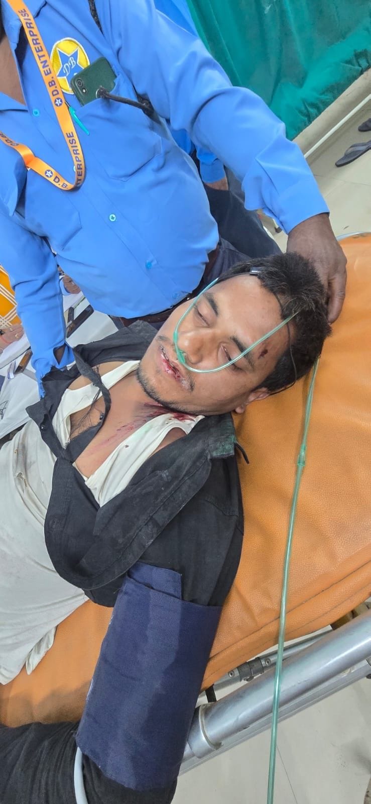 हादसे के दौरान बाइक में लगी आग को बुझाते दमकलकर्मी व घायल नीरज सैनी।