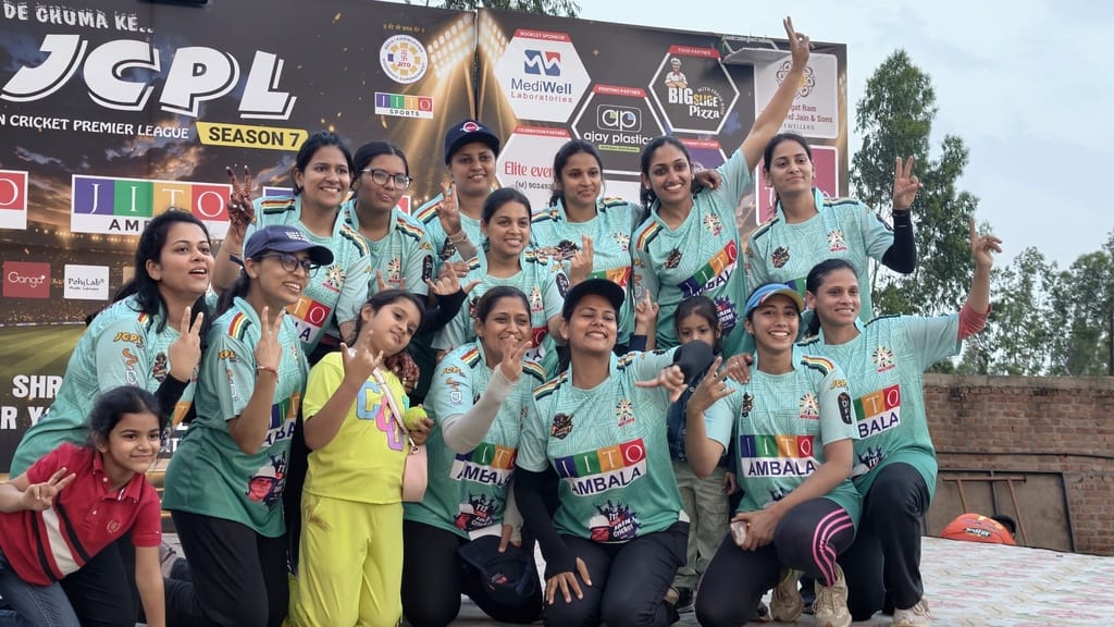 जैन क्रिकेट प्रीमियर लीग में पुरूषों में विजेता टीम के खिलाड़ी खुशी जाहिर करते हुए। प्रवक्ता