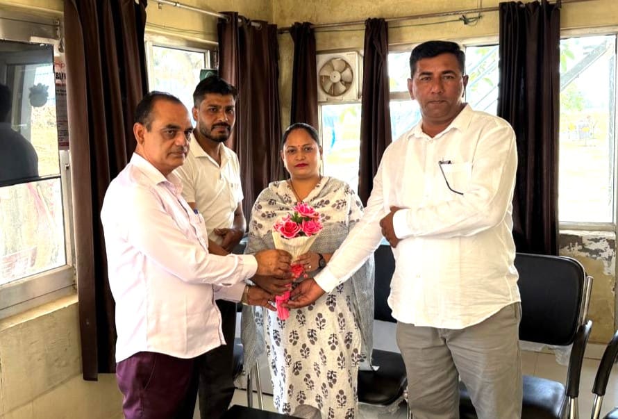 जिप मेंबर विनीत कौर का स्वागत करते संयोजक। स्वयं जिप मेंबर विनीत कौर का स्वागत करते संयोजक। स्वयं