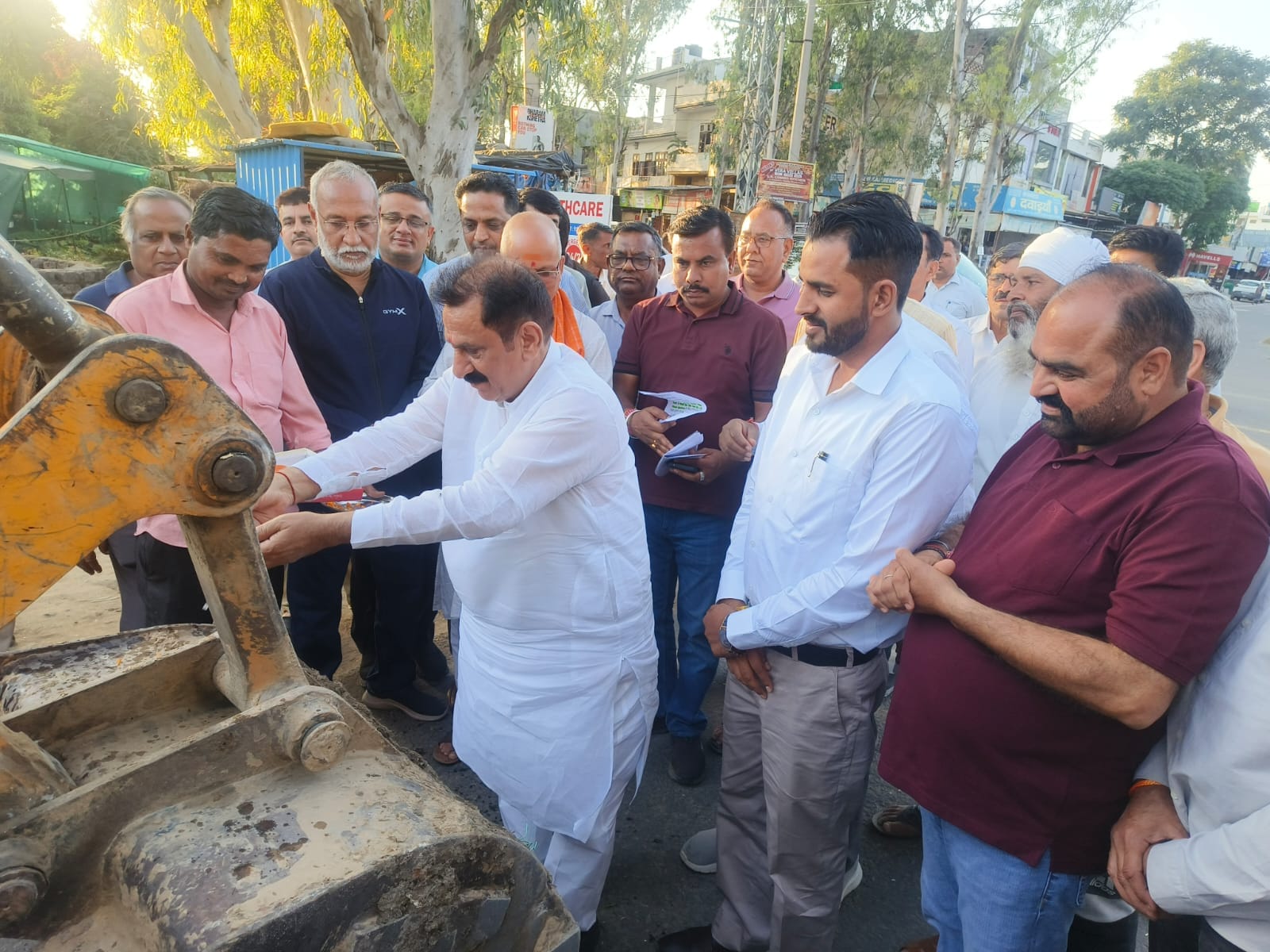 कुरुक्षेत्र। नारियल फोड़ कर सड़क निर्माण कार्य का शुभारंभ करते पूर्व राज्य मंत्री सुभाष सुधा। स