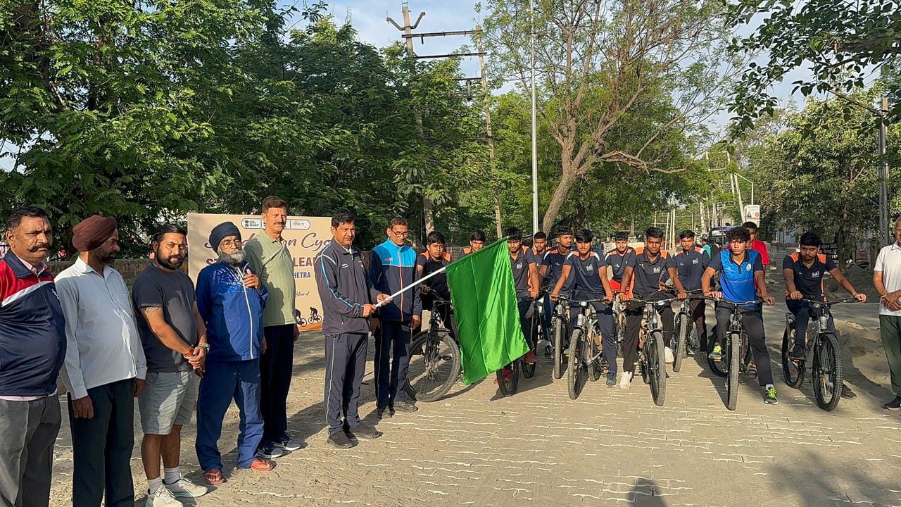 कुरुक्षेत्र। साइकिल मैराथन को हरी झंडी दिखाते धुम्मन सिंह किरमत। विज्ञप्ति