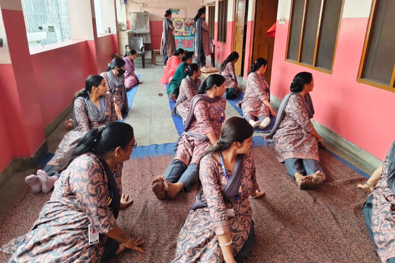 कुरुक्षेत्र। योग करती शिक्षिकाएं। स्वयं