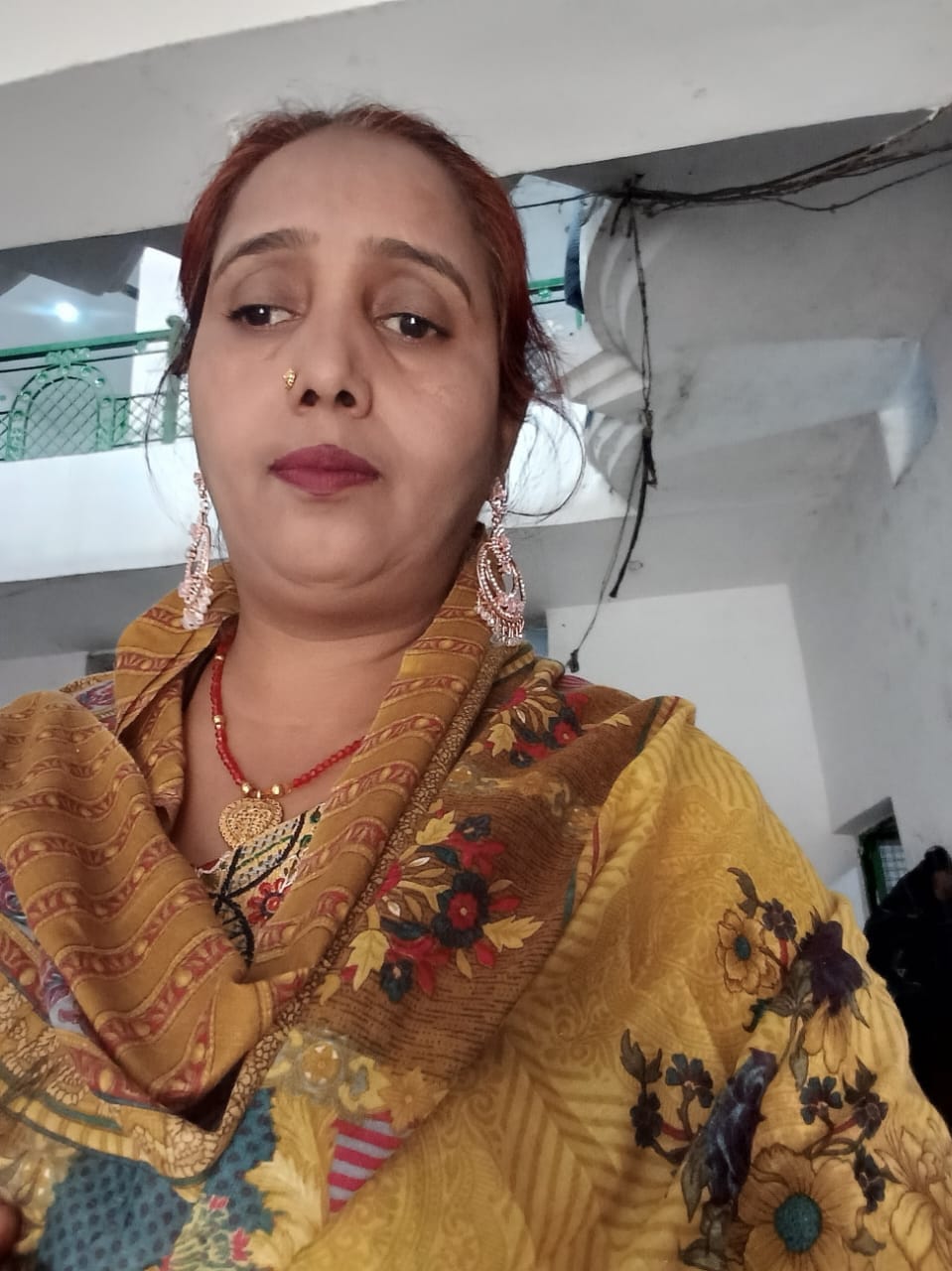 कारखाने में कपड़ों की सिलाई करती महिलाएं। स्रोत: स्वयं