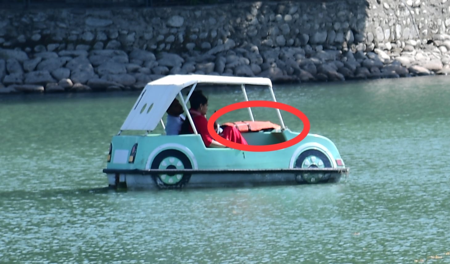 कर्ण लेक पर बोटिंग के दौरान लोगों ने पहनी लाइफ जैकेट। अमर उजाला