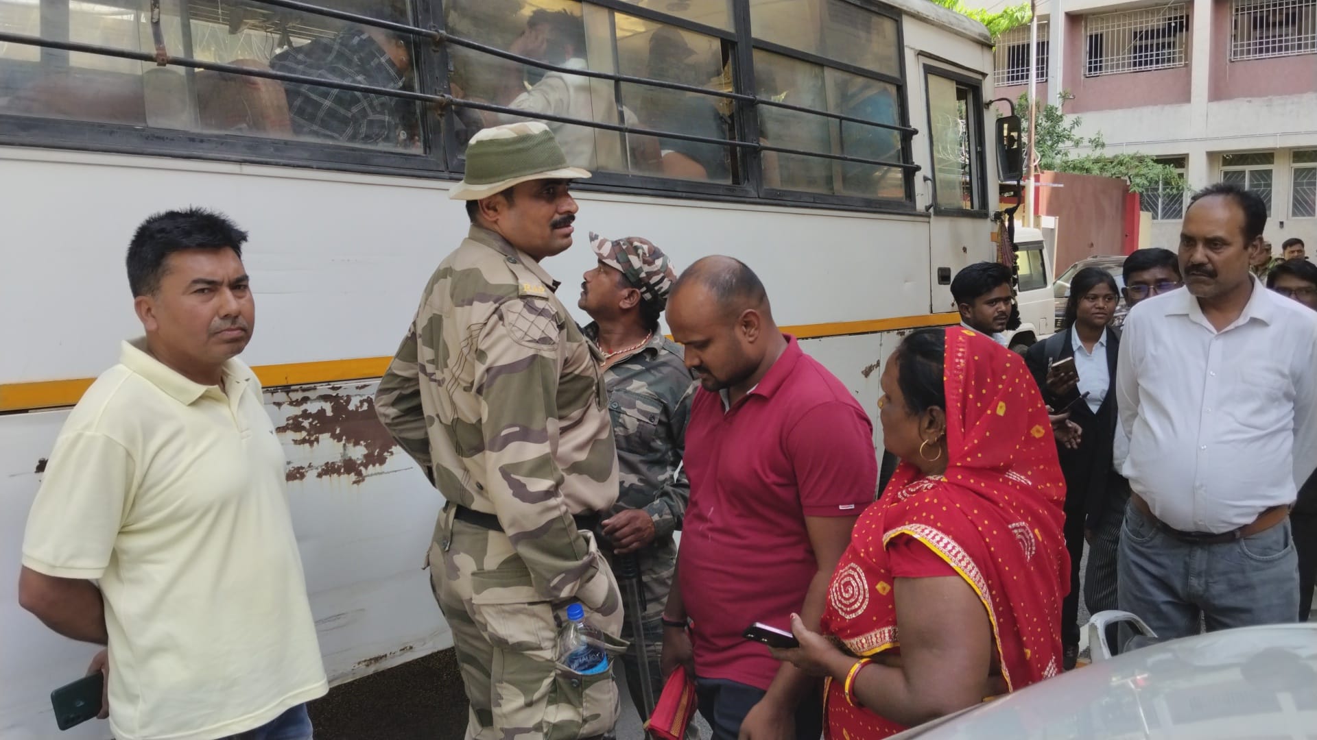 कोर्ट परिसर में सभी आरोपी