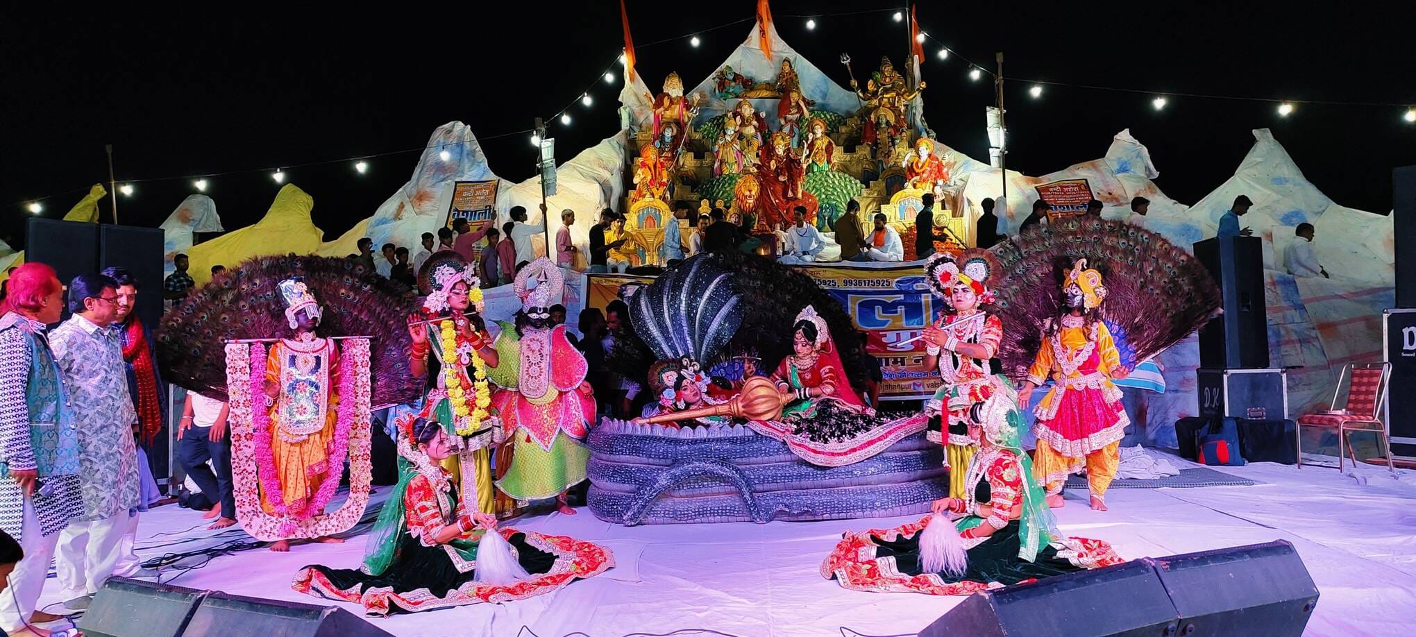 कांट में दुर्गा जागरण में भजन प्रस्तुत करते भजन गायक राम कुमार लक्खा। स्रोत: आयोजक