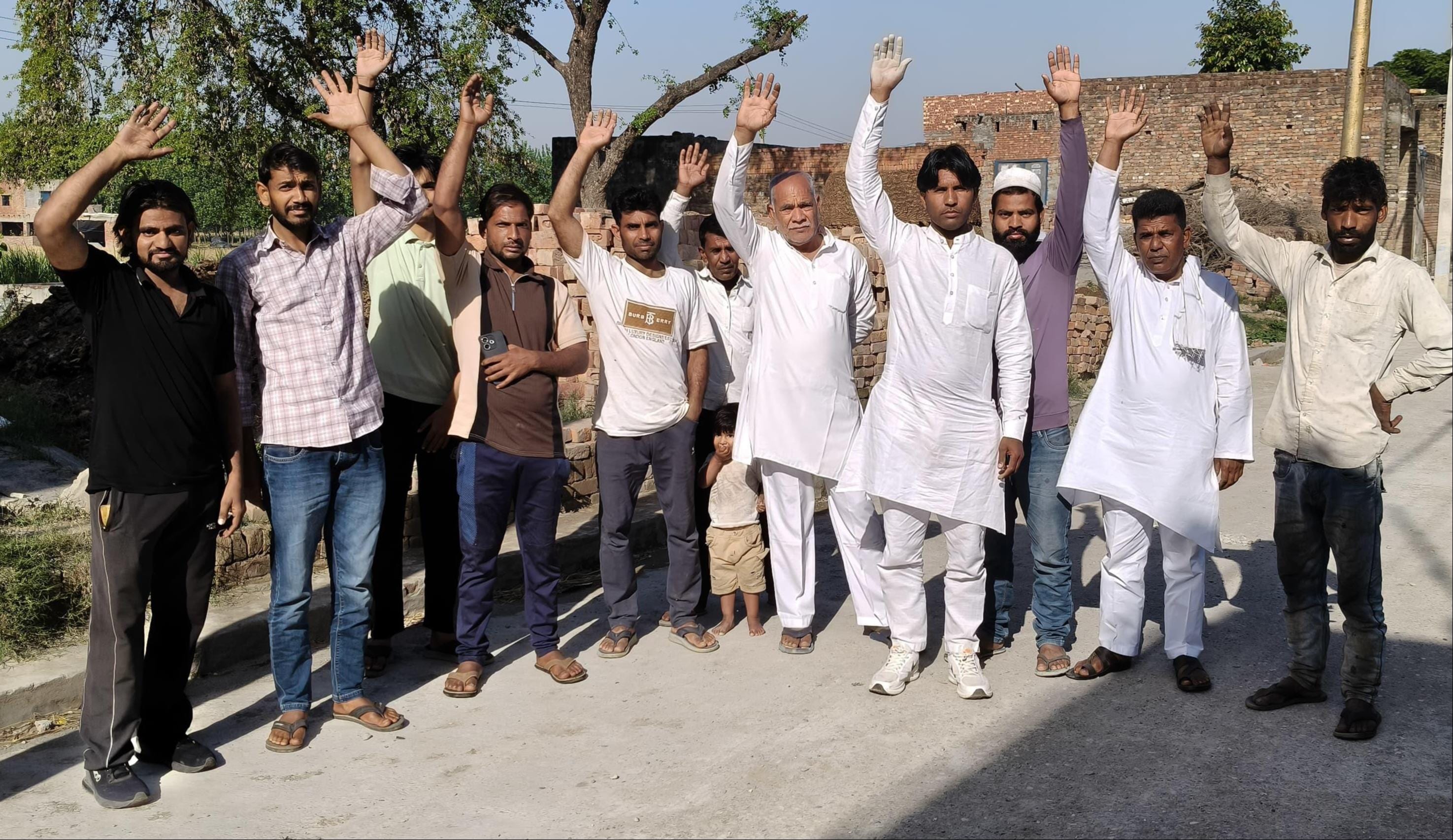 कांधला के गढी मियां में उखड़ी सड़क को लेकर मौके पर मौजूद ग्रामीण। संवाद कांधला के गढी मियां में उखड़ी सड़क को लेकर मौके पर मौजूद ग्रामीण। संवाद