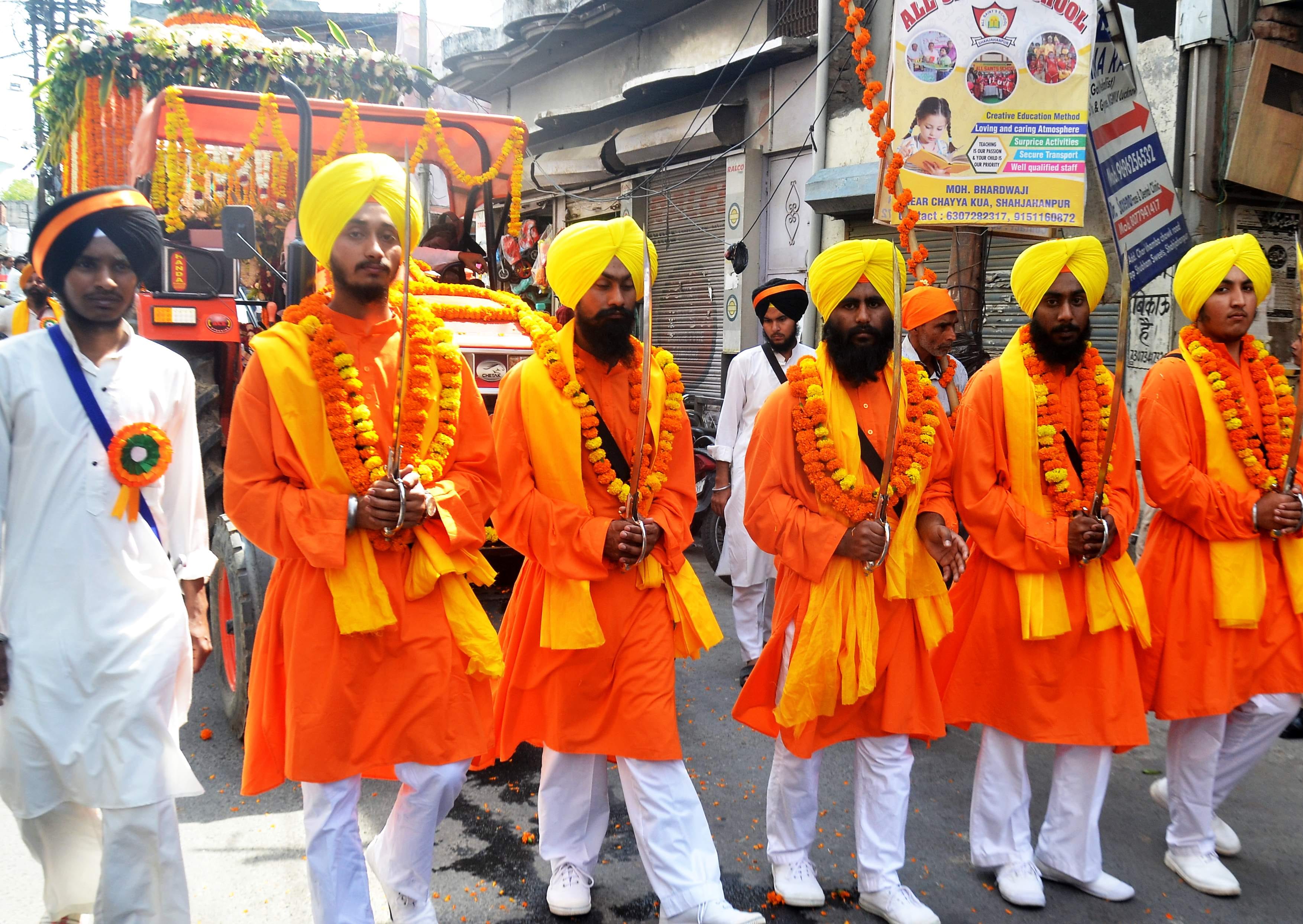 खालसा साजना दिवस पर नगर कीर्तन के दौरान सड़क की सफाई करती संगत। संवाद 