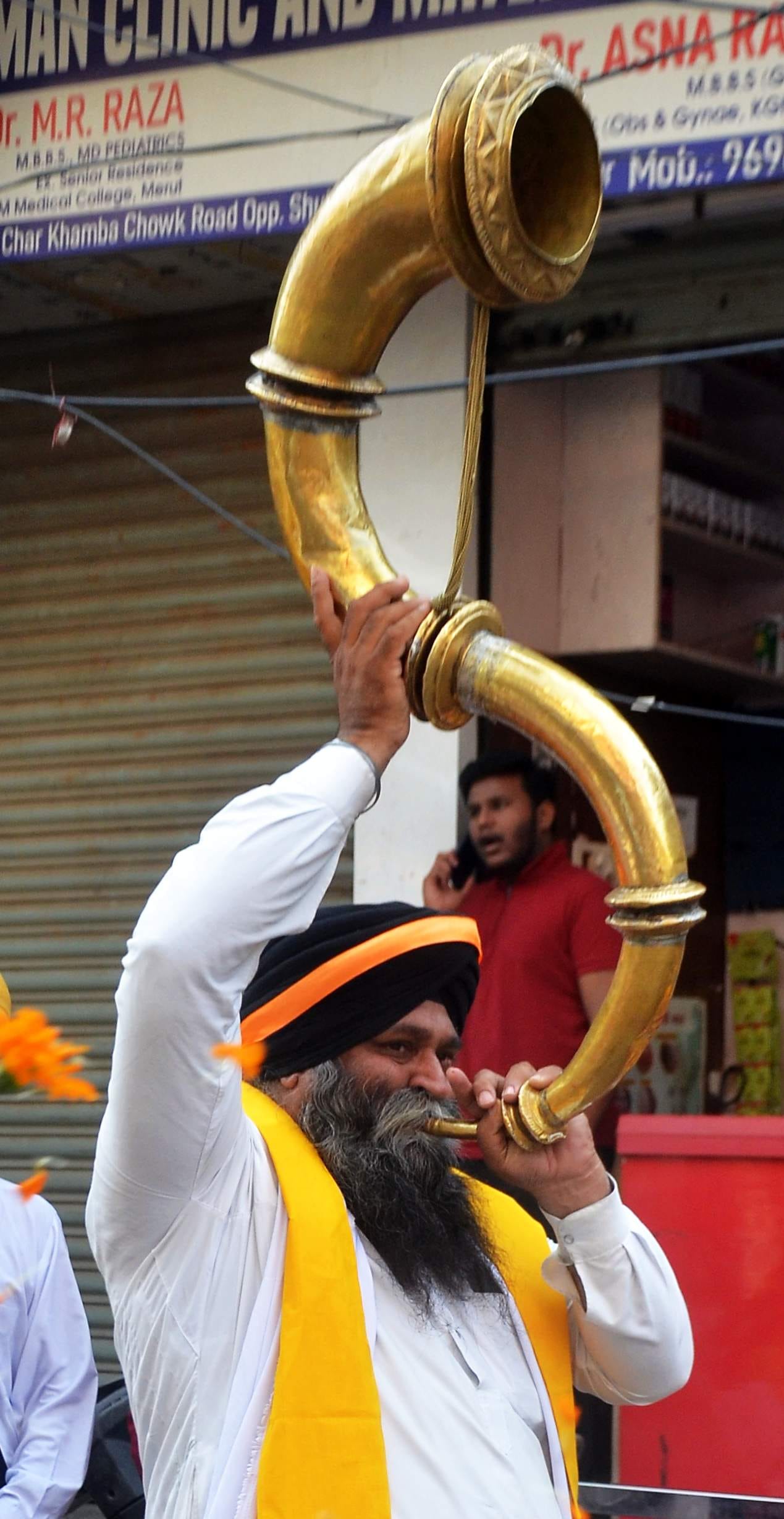 खालसा साजना दिवस पर नगर कीर्तन के दौरान सड़क की सफाई करती संगत। संवाद 
