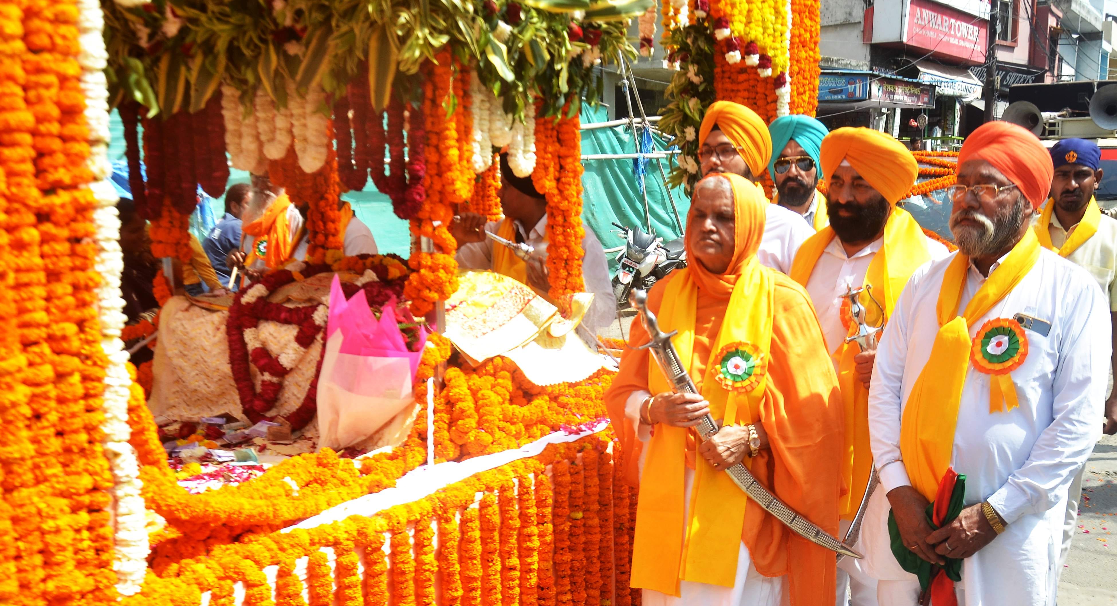 खालसा साजना दिवस पर नगर कीर्तन के दौरान सड़क की सफाई करती संगत। संवाद 