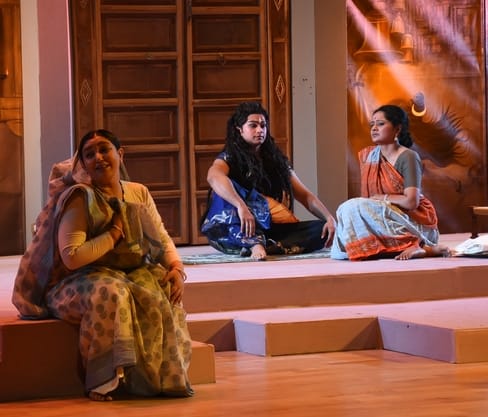 मंचन करते कलाकार। 