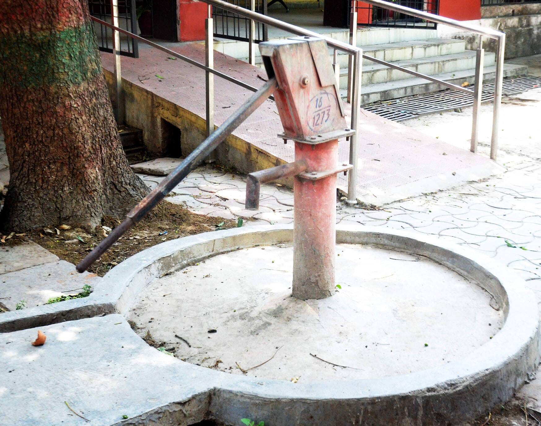 मोहल्ला सदर बाजार स्थित थाना के पास खराब पड़ा फ्रीजर। संवाद