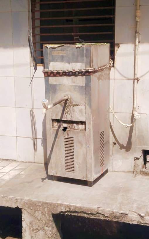 मोहल्ला सदर बाजार स्थित थाना के पास खराब पड़ा फ्रीजर। संवाद