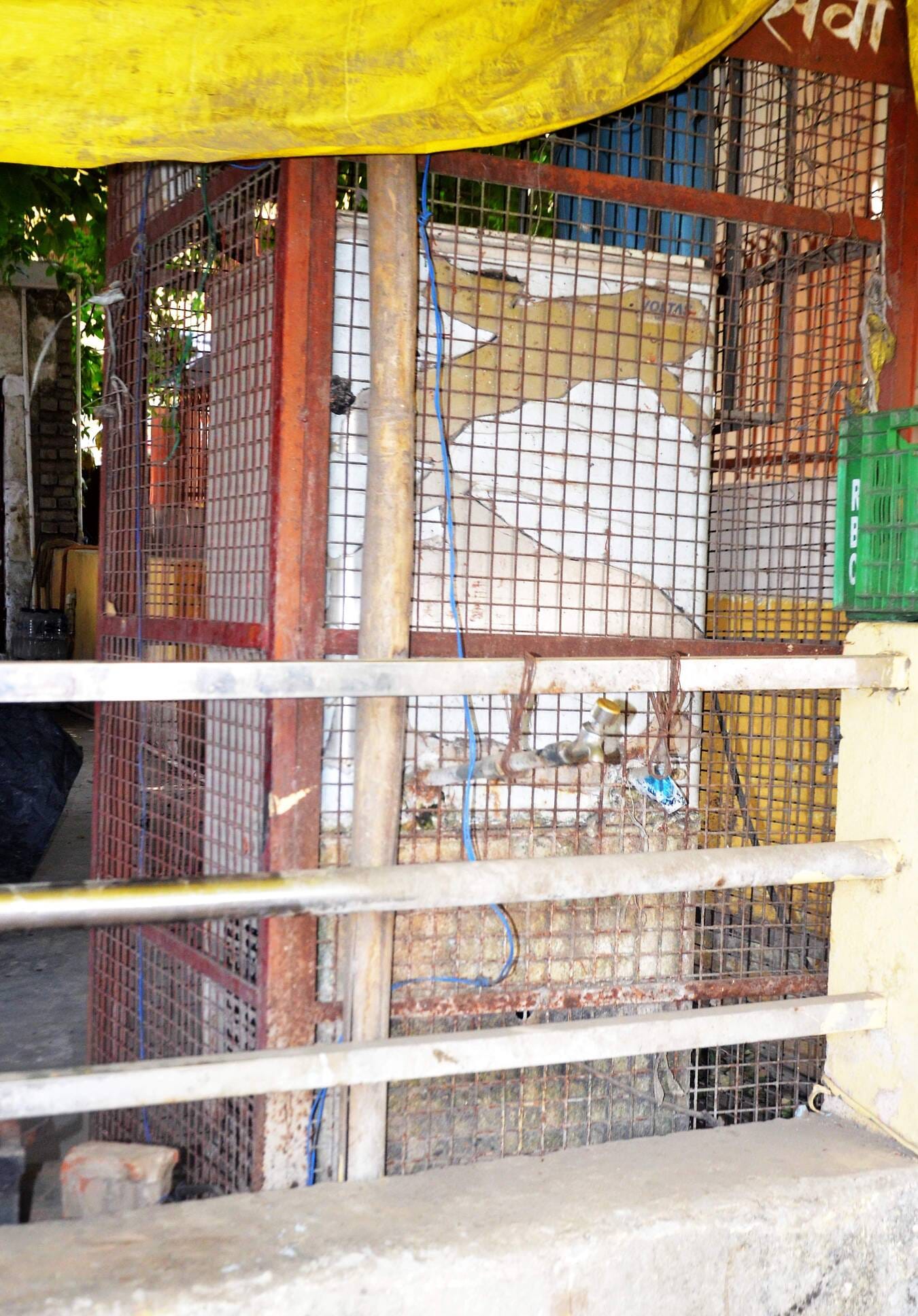 मोहल्ला सदर बाजार स्थित थाना के पास खराब पड़ा फ्रीजर। संवाद