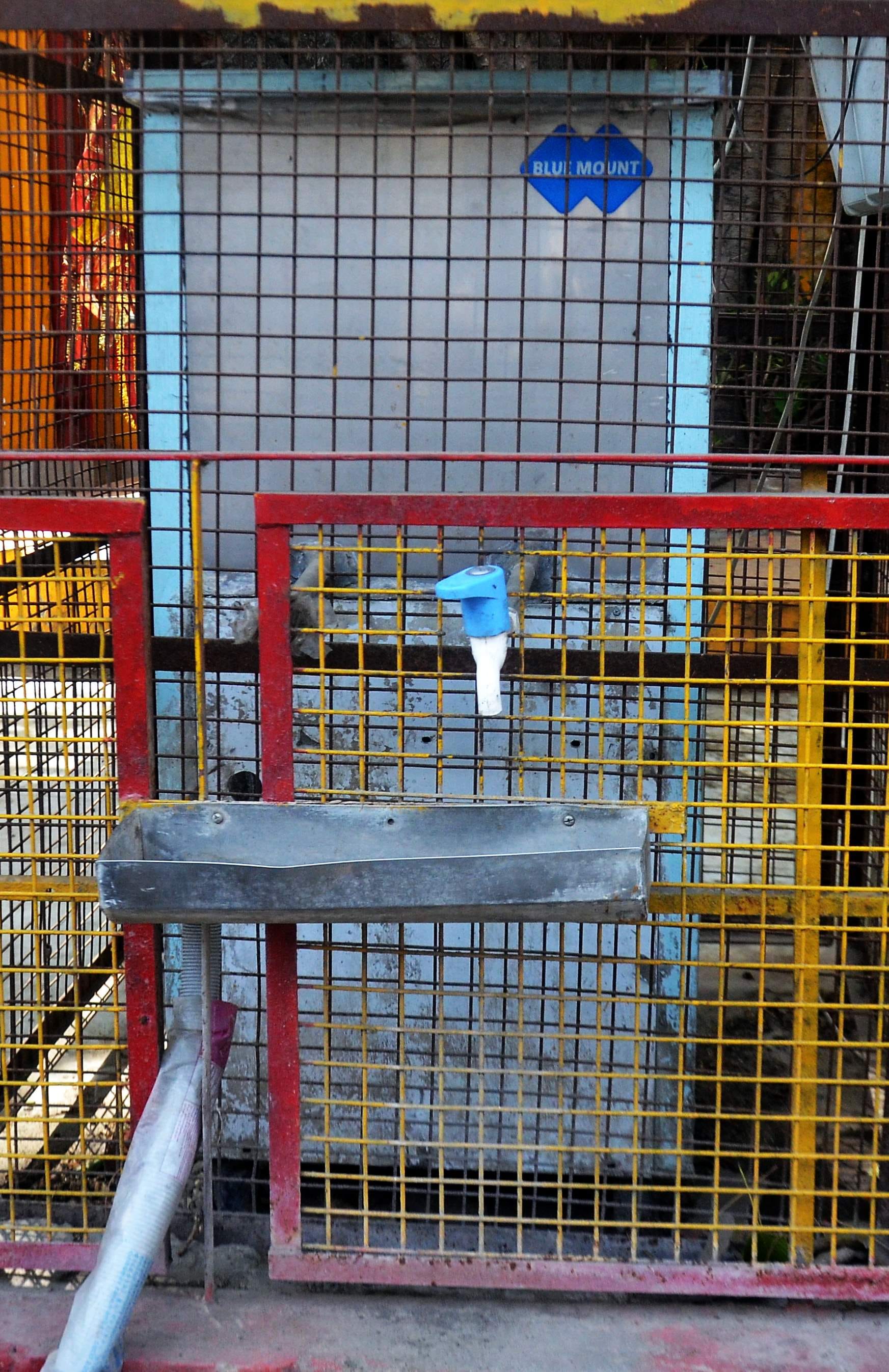 मोहल्ला सदर बाजार स्थित थाना के पास खराब पड़ा फ्रीजर। संवाद