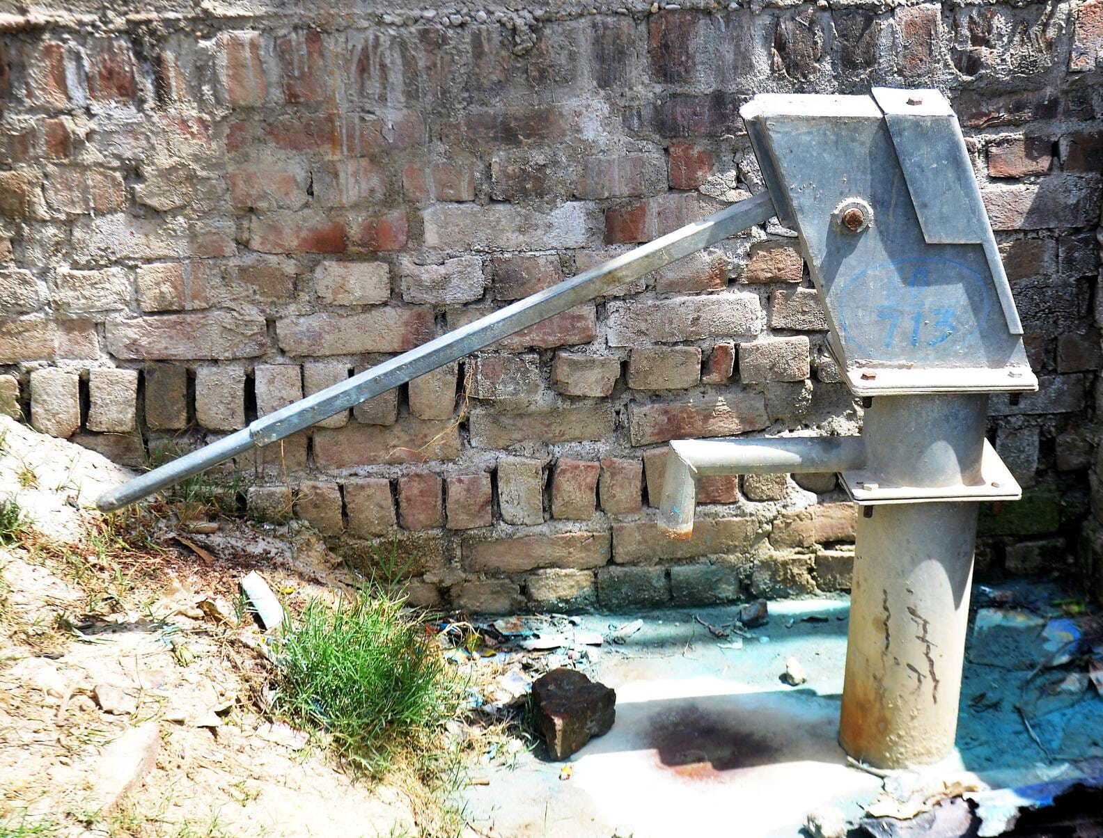 मोहल्ला सदर बाजार स्थित थाना के पास खराब पड़ा फ्रीजर। संवाद