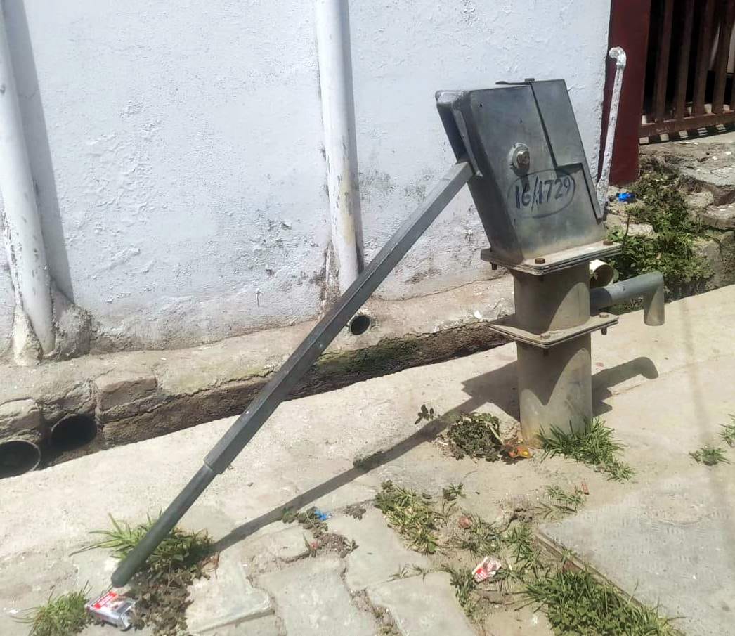 मोहल्ला सदर बाजार स्थित थाना के पास खराब पड़ा फ्रीजर। संवाद