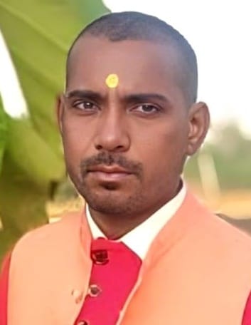 मेंहनगर के चक कटात गांव में युवक की मौत के बाद रोते बिलखते परिजन। संवाद