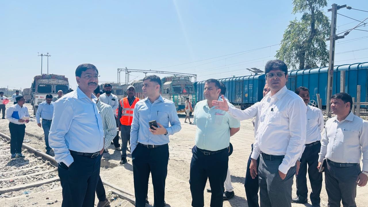 महाप्रबंधक ने जांची चारबाग से आलमनगर तक रेलवे ट्रैक सेफ्टी, सिग्नलिंग